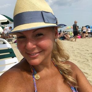 Meet your Posher, Esther